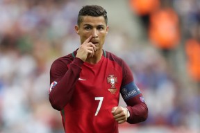 开云官网入口-切尔西激战取胜，深入晋级淘汰赛，切尔西太强了