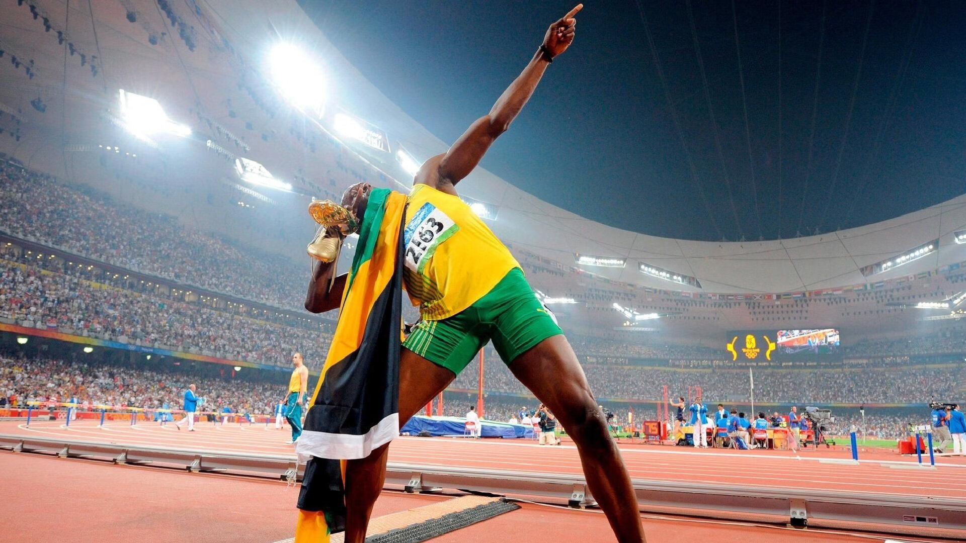 决战时刻：比赛进入白热化，胜负难辨，决胜局比赛在进行到几分时双方交换场地